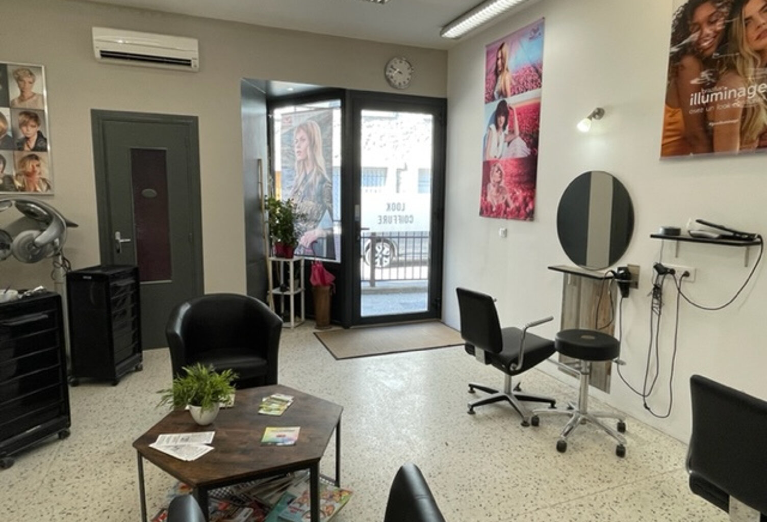  Quissac, beau salon de coiffure en centre ville. — photo 1