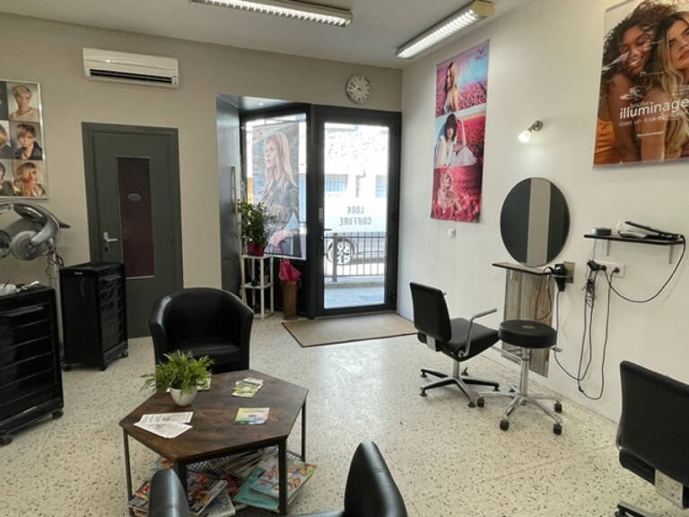  Quissac, beau salon de coiffure en centre ville. — photo 1