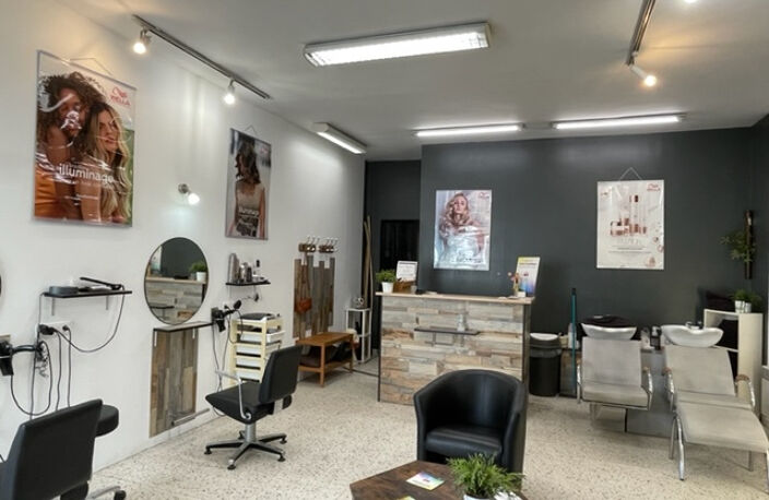  Quissac, beau salon de coiffure en centre ville. — photo 2