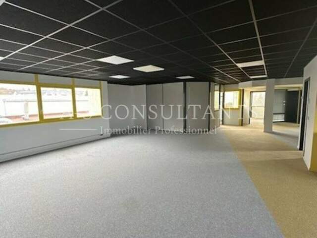 BUREAUX - LOCAUX PRO à louer — photo du bien