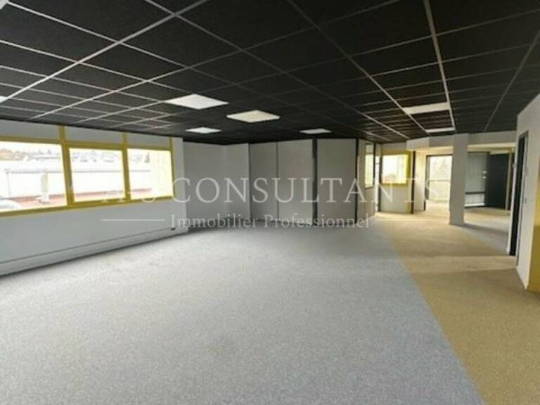 BUREAUX - LOCAUX PRO A LOUER — photo 1