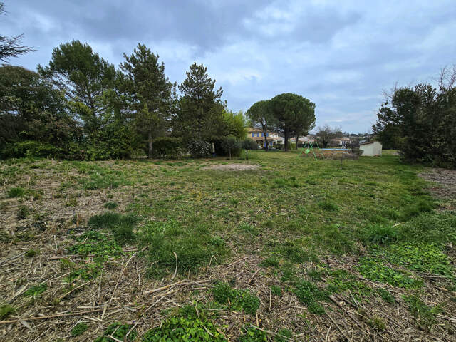 À Vendre : Terrain Constructible de 500 m2   Emplacement Idé — photo du bien