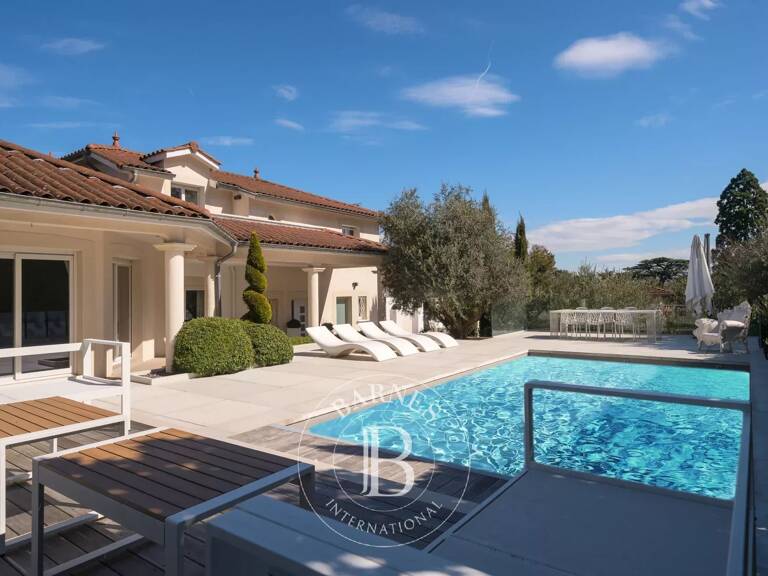 St-Genis-Laval - Maison de 191 m² environ - 3/4 Chambres - Terrain de 1254 m² - Piscine — photo 1