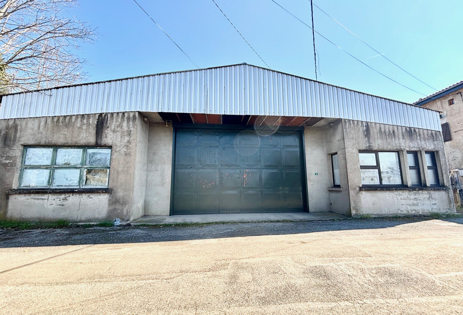 ST PIERRE LA PALUD ENTREPOT 350 M2 — photo 1