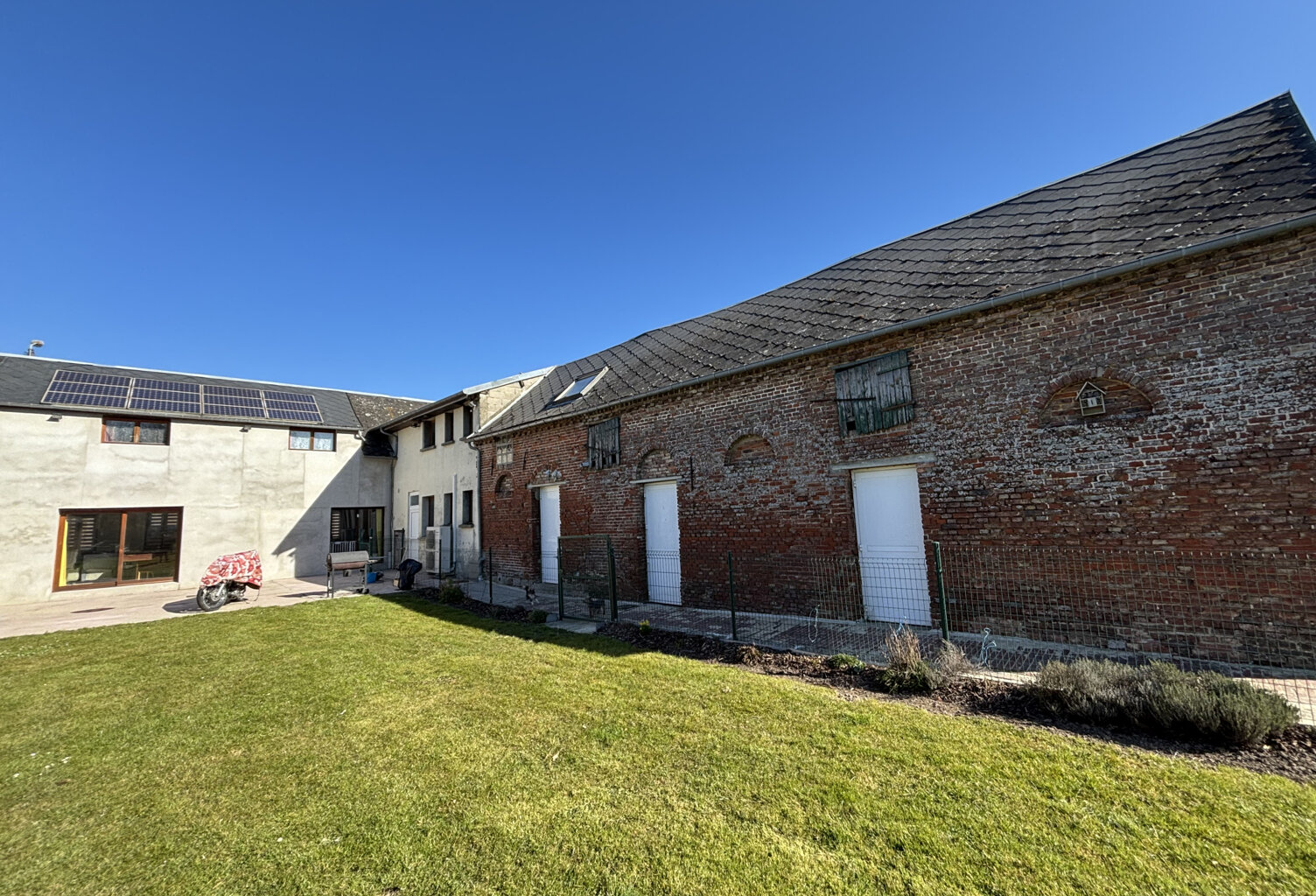 Maison dans bourg avec commerces — photo 1