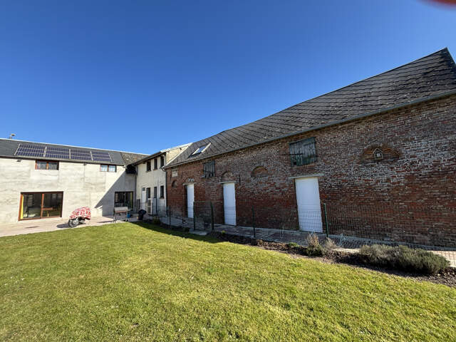 Maison dans bourg avec commerces — photo du bien