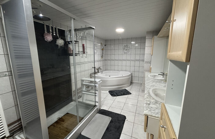Maison dans bourg avec commerces — photo 5