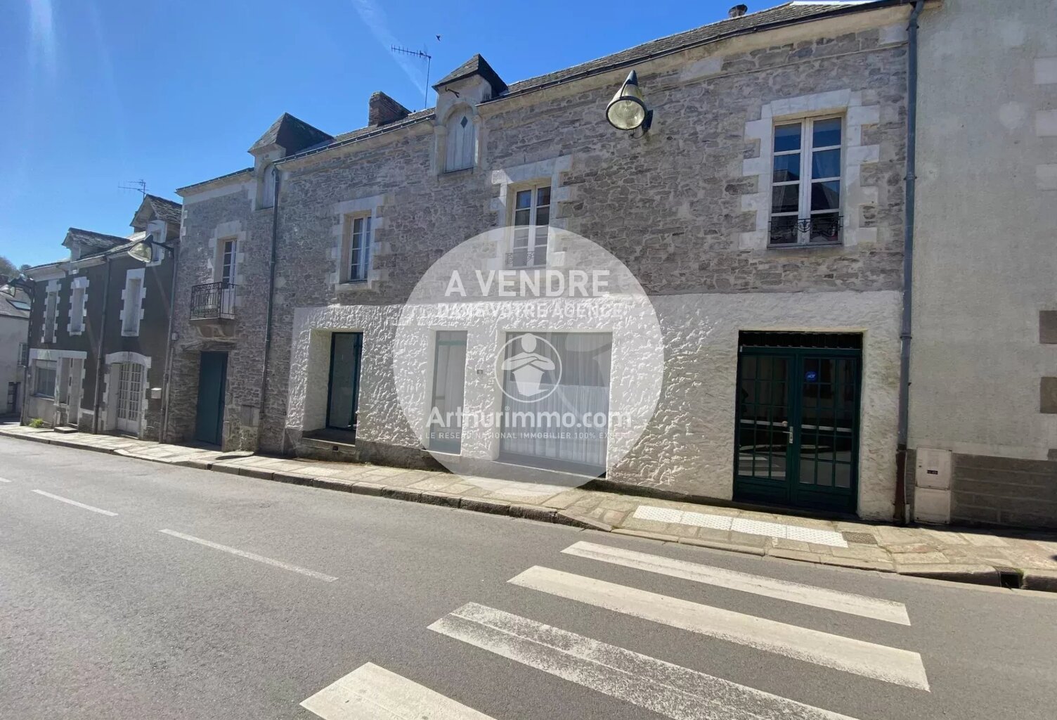 BELLE BATISSE EN PIERRE AU COEUR DU BOURG, — photo 1