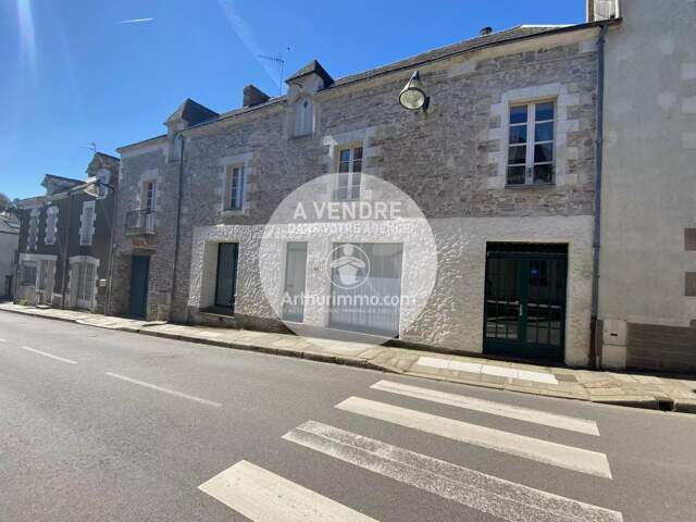 BELLE BATISSE EN PIERRE AU COEUR DU BOURG, — photo du bien
