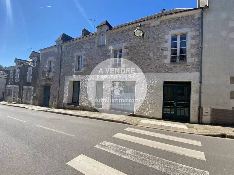 BELLE BATISSE EN PIERRE AU COEUR DU BOURG, — photo 1