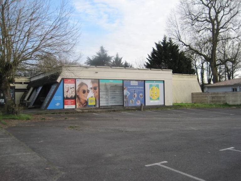 A vendre local commercial de 258 m2 à rénover à ST DENIS DE PILE — photo 1