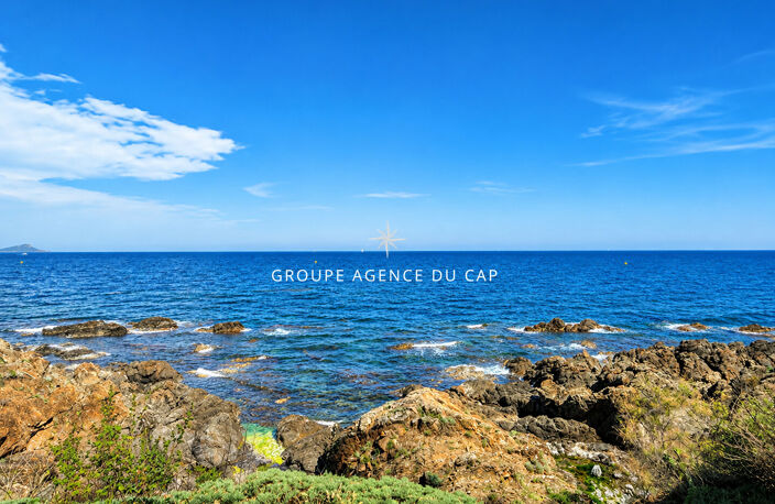 VILLA À VENDRE AVEC 4 CHAMBRES ET PISCINE À 100M DES CRIQUES DE SAINT-AYGULF — photo 2