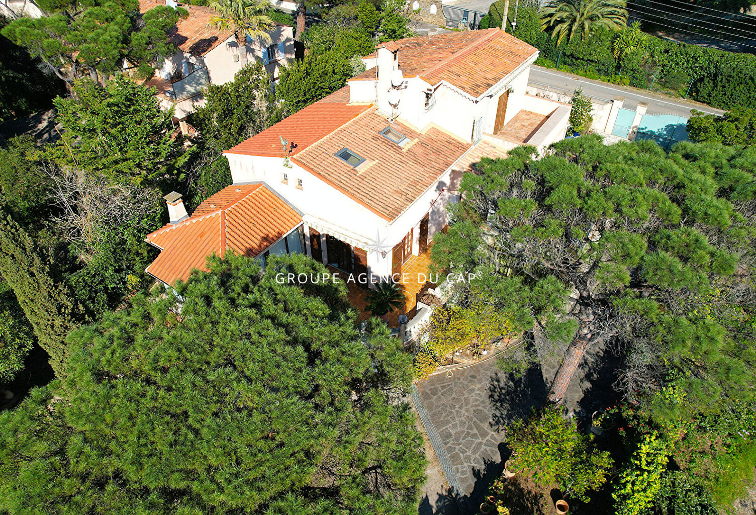 À VENDRE VILLA PROVENÇALE 3 APPARTEMENTS CENTRE ET MER À PIED, AUX ISSAMBRES — photo 1