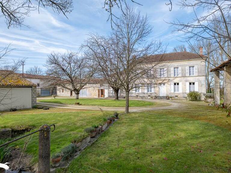 Charentaise de 8 pièces principales — photo 1