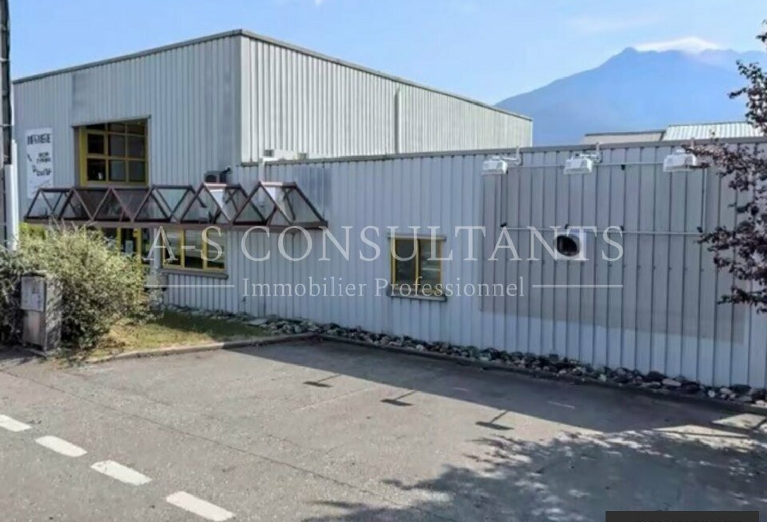 LOCAL PRO-COMMERCIAL + DEPÔT à louer — photo 1
