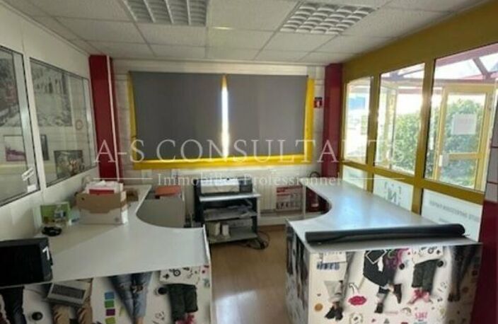LOCAL PRO-COMMERCIAL + DEPÔT à louer — photo 3