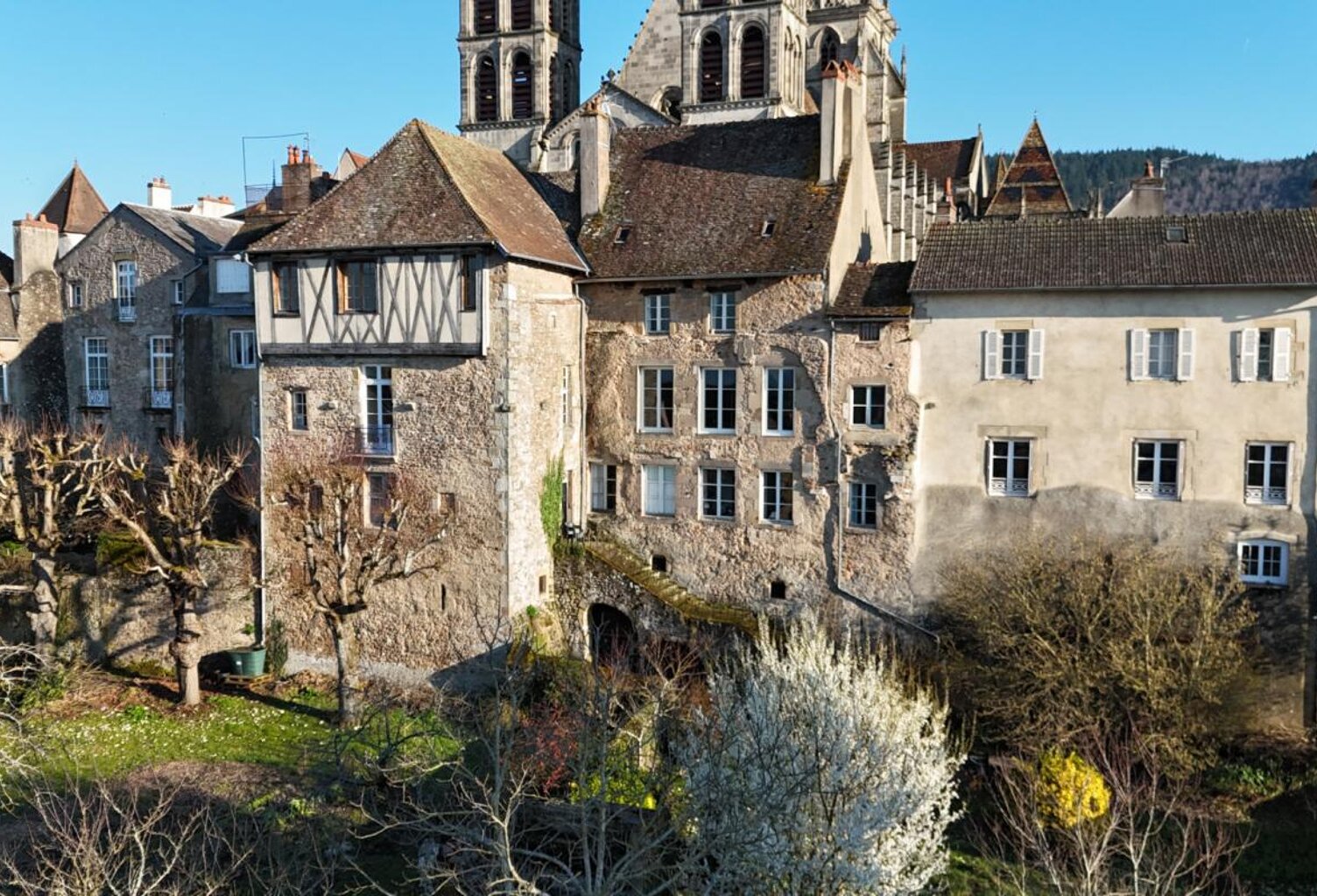 Hôtel particulier des XV et XVIIème édifiée sur les remparts médiévaux de la ville historique — photo 1