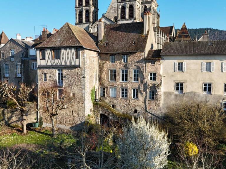 Hôtel particulier des XV et XVIIème édifiée sur les remparts médiévaux de la ville historique — photo 1