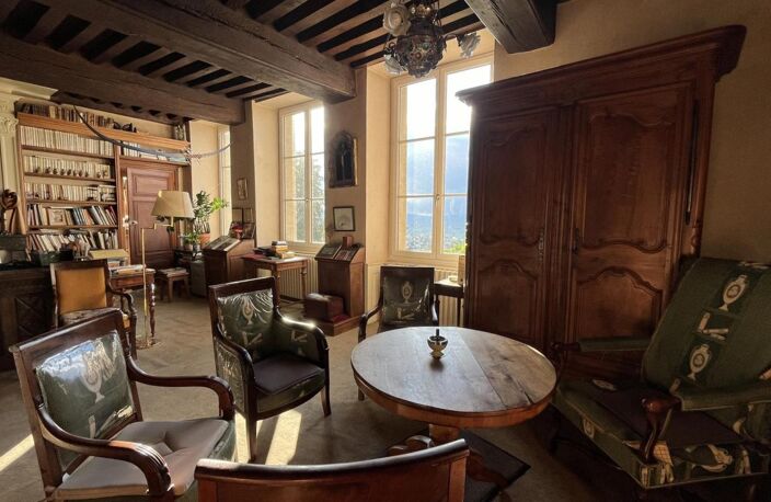 Hôtel particulier des XV et XVIIème édifiée sur les remparts médiévaux de la ville historique — photo 2