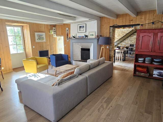 L'alliance parfaite de la pierre, du bois et du confort mode — photo du bien
