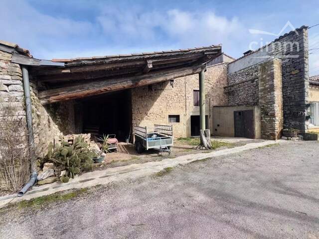 Belle grange avec extérieur à rénover — photo du bien