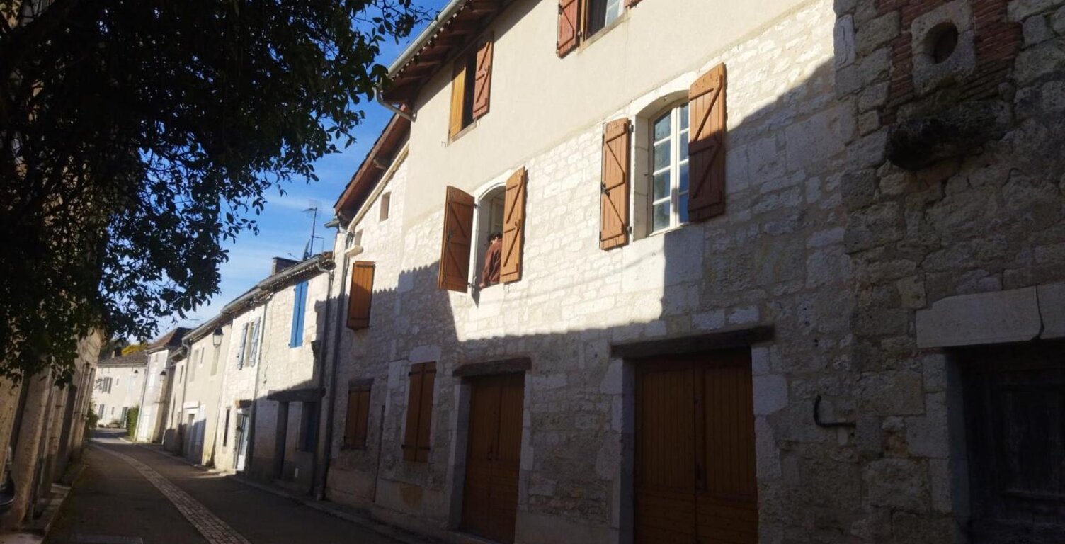 Lascabanes. Maison mitoyenne , bon potentiel. — photo 1