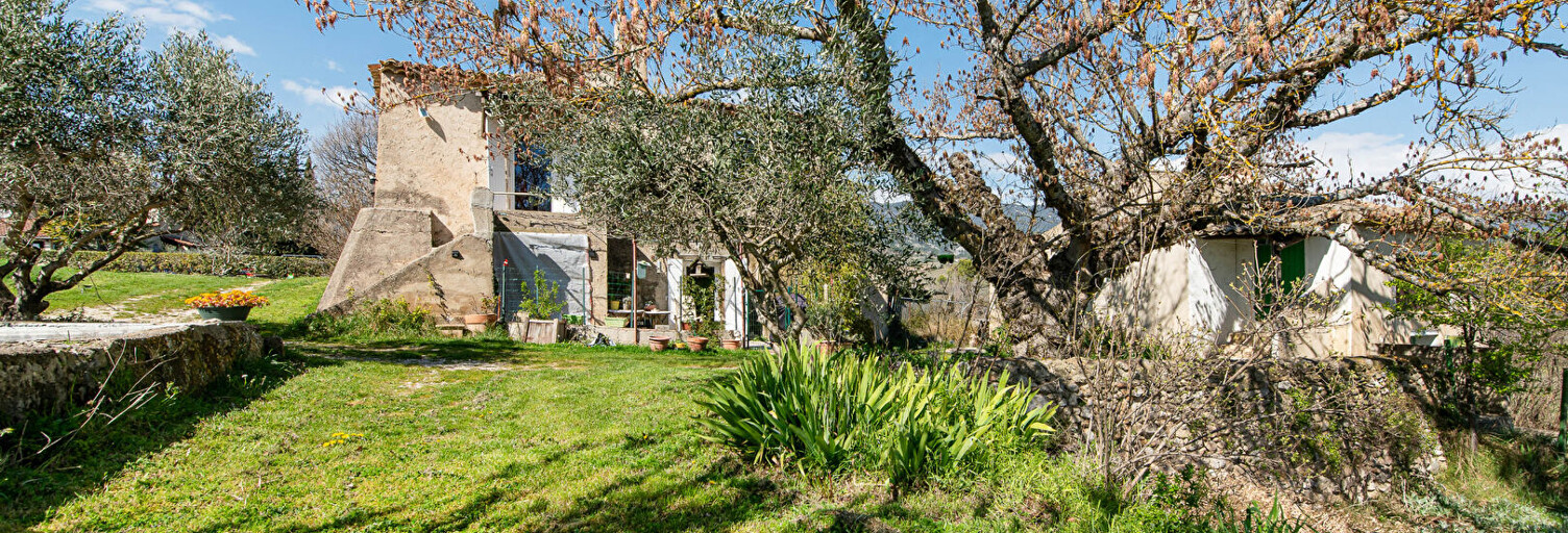 Maison 15 Pièces 517 m² à vendre à Cucuron (84160)