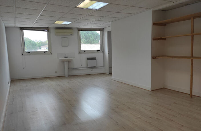 A louer bureau  50 m2 avec parking à Bordeaux — photo 3