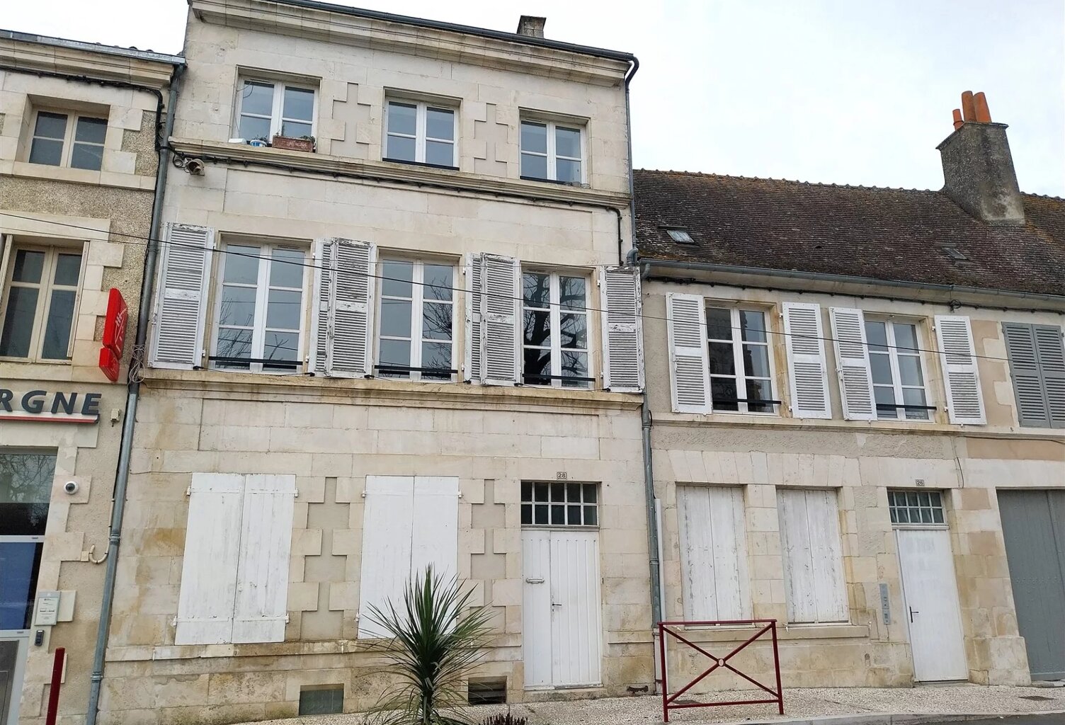Immeuble à usage mixte avec jardin à vendre à Saint Savin 86 — photo 1