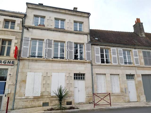 Immeuble à usage mixte avec jardin à vendre à Saint Savin 86 — photo du bien