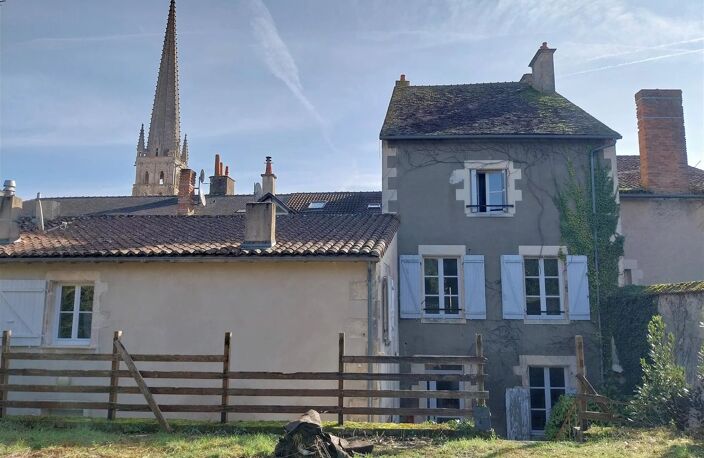 Immeuble à usage mixte avec jardin à vendre à Saint Savin 86 — photo 3