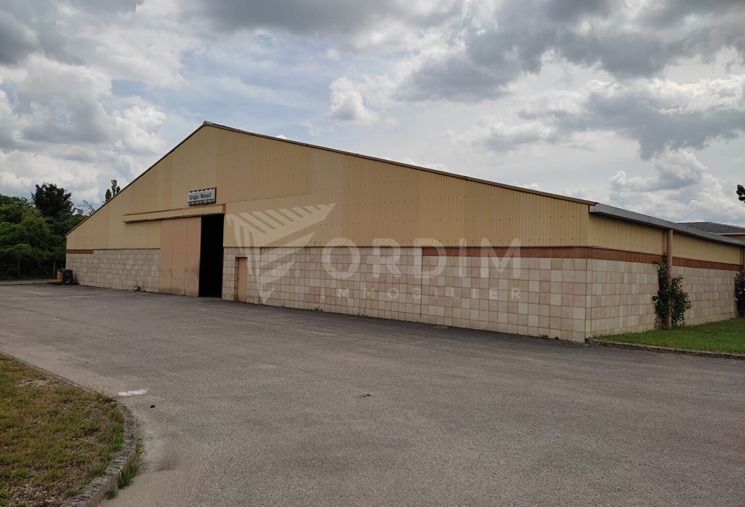 AUXERRE - ZONE D'ACTIVITE- DEPOT de 2210M² - TERRAIN 1600M² — photo 1