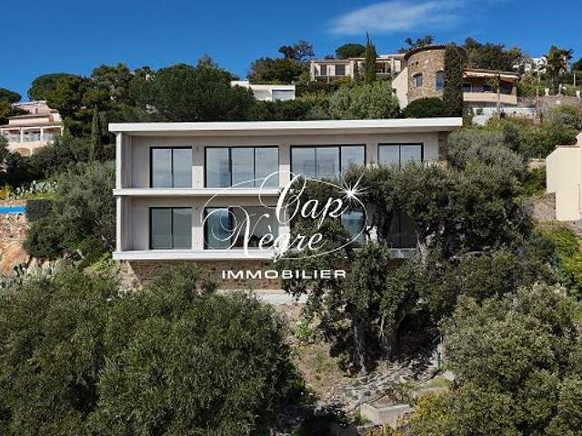 Penthouse refait à neuf disposant d'une magnifique vue sur la me — photo du bien