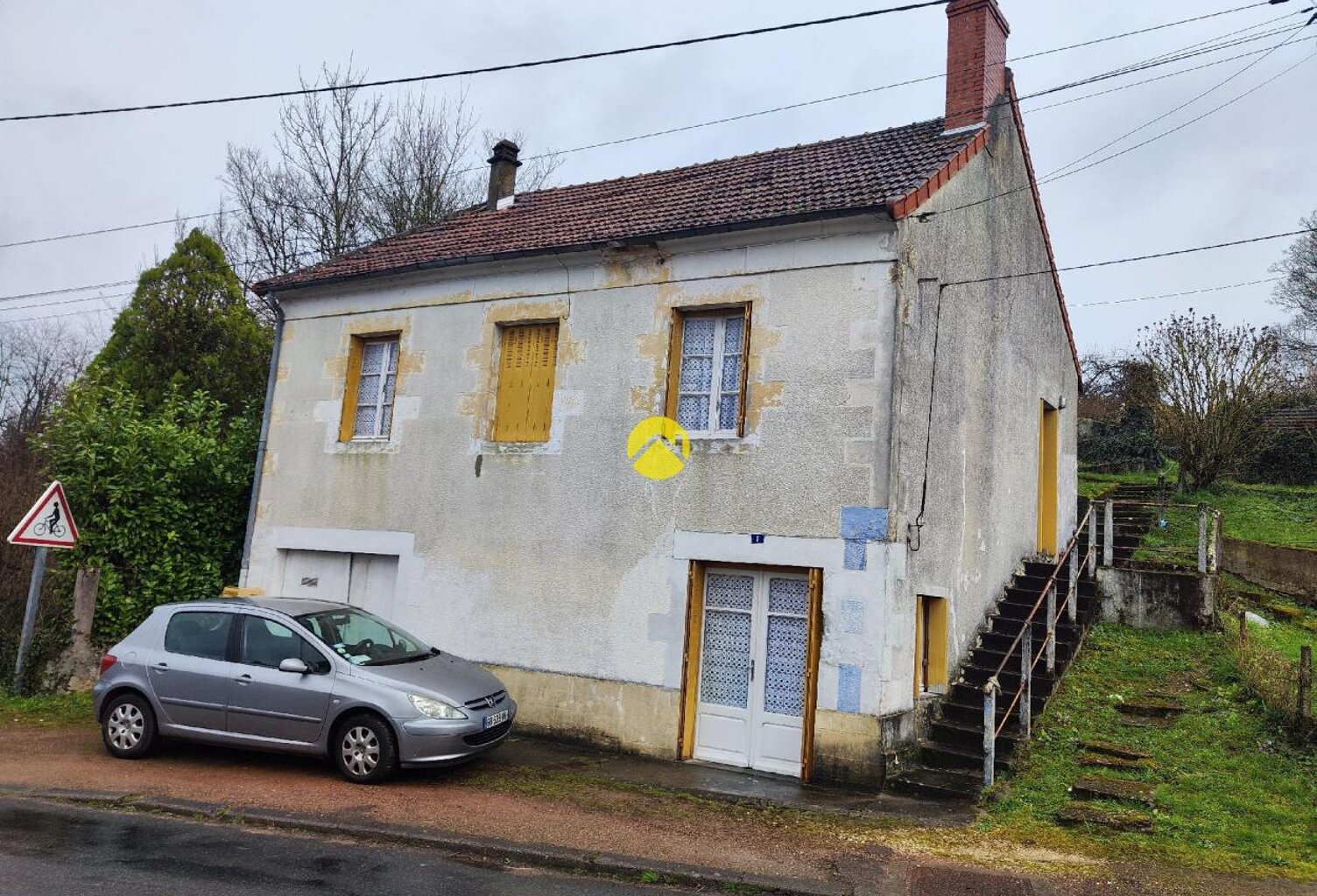 MAISON A RÉNOVER CENTRE VILLE  JOUET-SUR-L'AUBOIS — photo 1