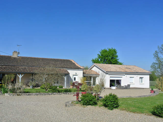 Propriété avec 2 habitations et 6 chambres et un bureu au to — photo du bien