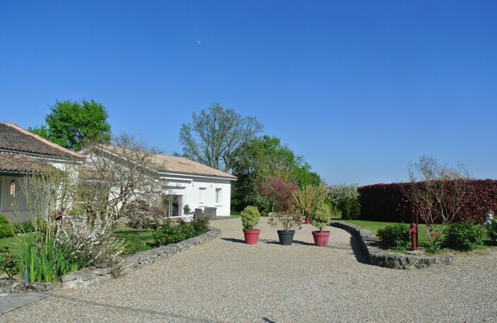 Propriété avec 2 habitations et 6 chambres et un bureu au to — photo 3