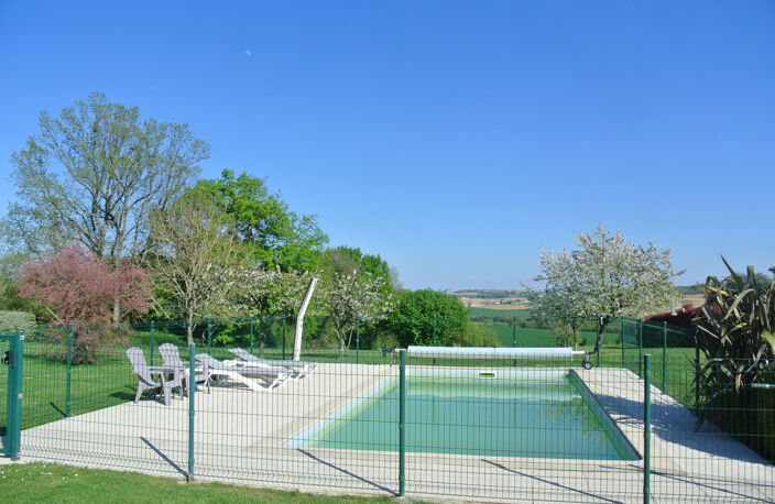 Propriété avec 2 habitations et 6 chambres et un bureu au to — photo 5