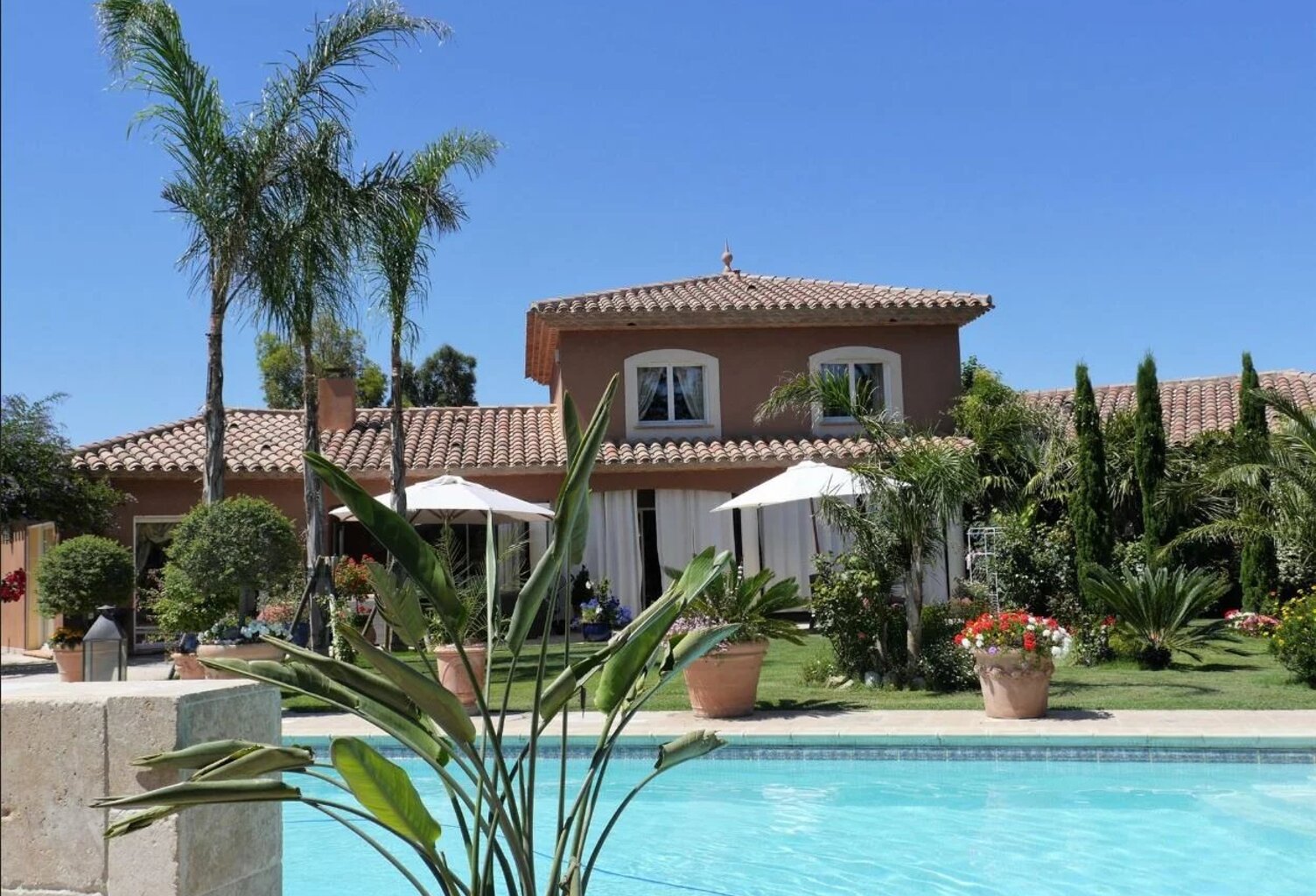 PROCHE PERPIGNAN : SPLENDIDE VILLA D'ARCHITECTE SUR PARCELLE PAYSAGÉE — photo 1