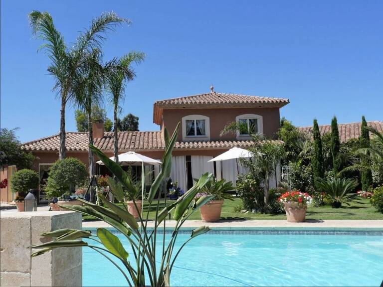 PROCHE PERPIGNAN : SPLENDIDE VILLA D'ARCHITECTE SUR PARCELLE PAYSAGÉE — photo 1