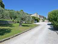 Gordes : authentique ferme rénovée en position ultra dominante s — photo 3