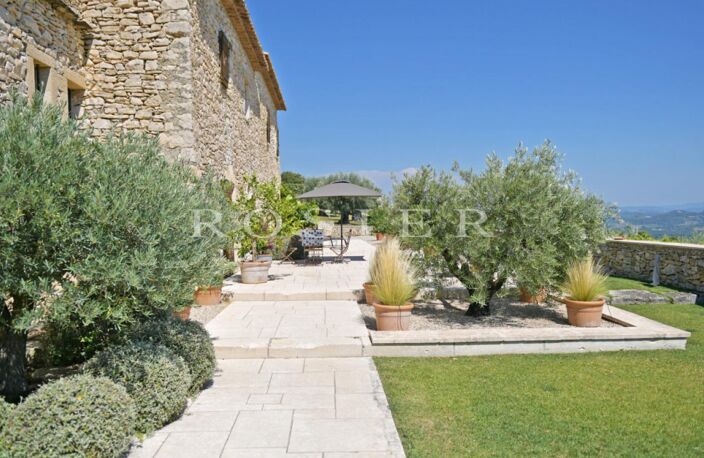 Gordes : authentique ferme rénovée en position ultra dominante s — photo 4