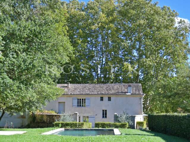 Elégante bastide provençale avec son parc arboré à proximité des — photo du bien