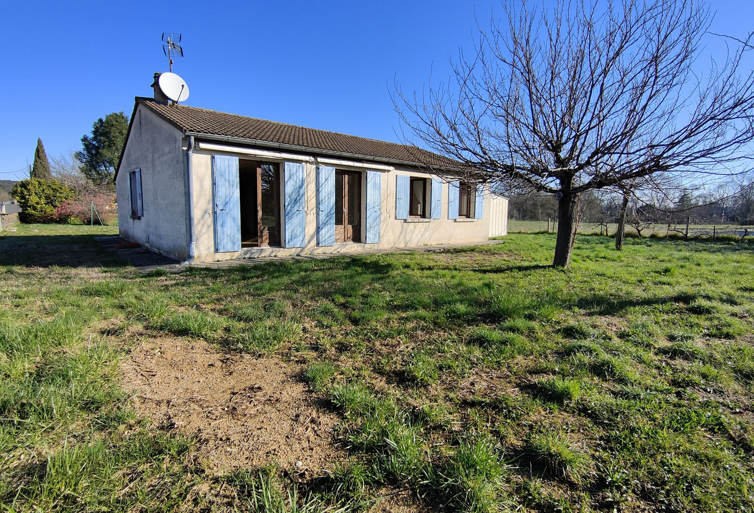 VILLA AVEC GRAND TERRAIN DE 2300m² — photo 1