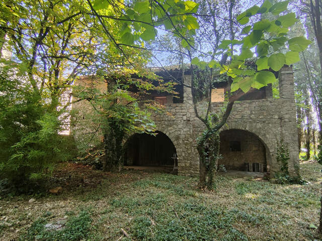 PROPRIETE AVEC MAISON EN PIERRES AVEC GRAND TERRAIN SUR VALLON P — photo du bien