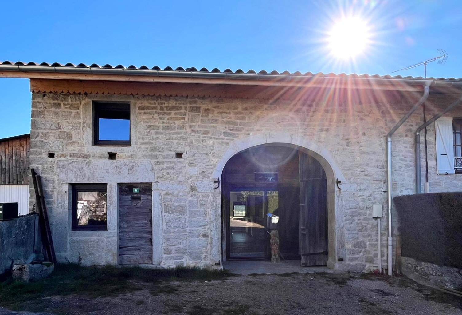 À VENDRE   Maison rénovée avec vue dégagée — photo 1