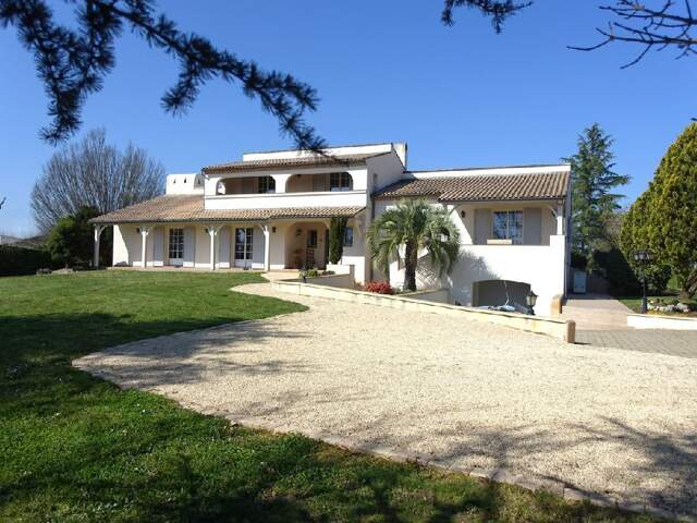 Maison 9 pièces 242 m&sup2; — photo du bien