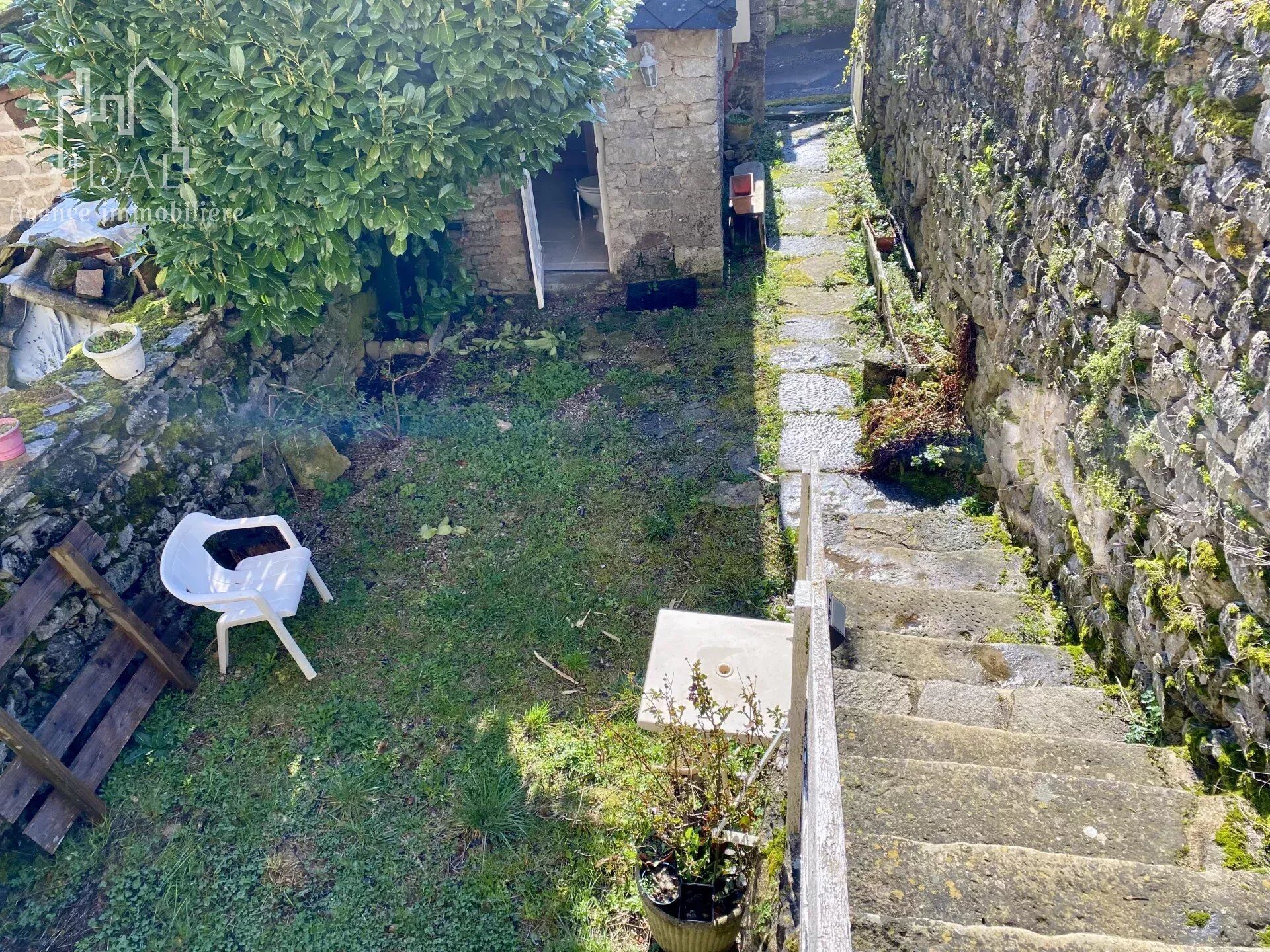 Maison de village en pierre avec cour privative et terrain