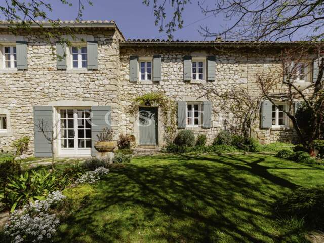 Proche Gordes, maison de hameau rénovée — photo du bien