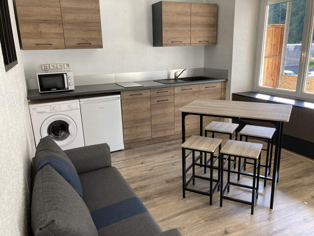 LOCATION APPARTEMENT MEUBLE AU CENTRE VILLE DE MOIRANS-EN-MO — photo du bien