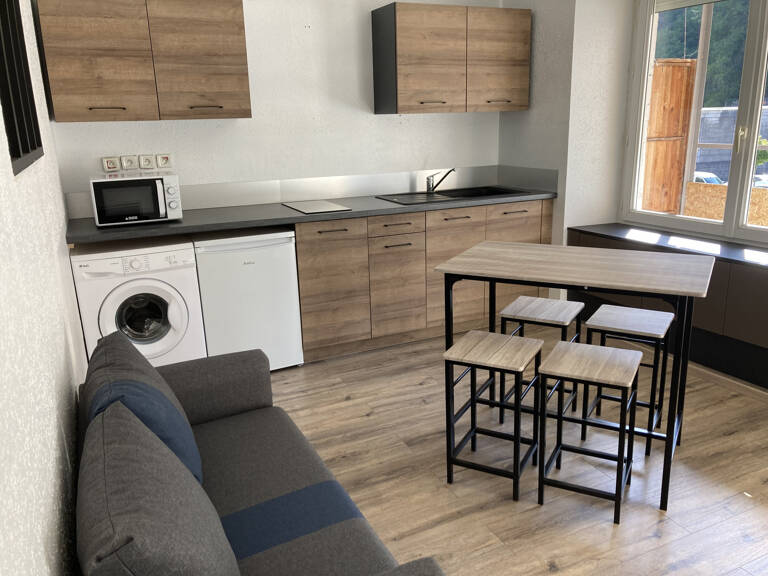 LOCATION APPARTEMENT MEUBLE AU CENTRE VILLE DE MOIRANS-EN-MO — photo 1